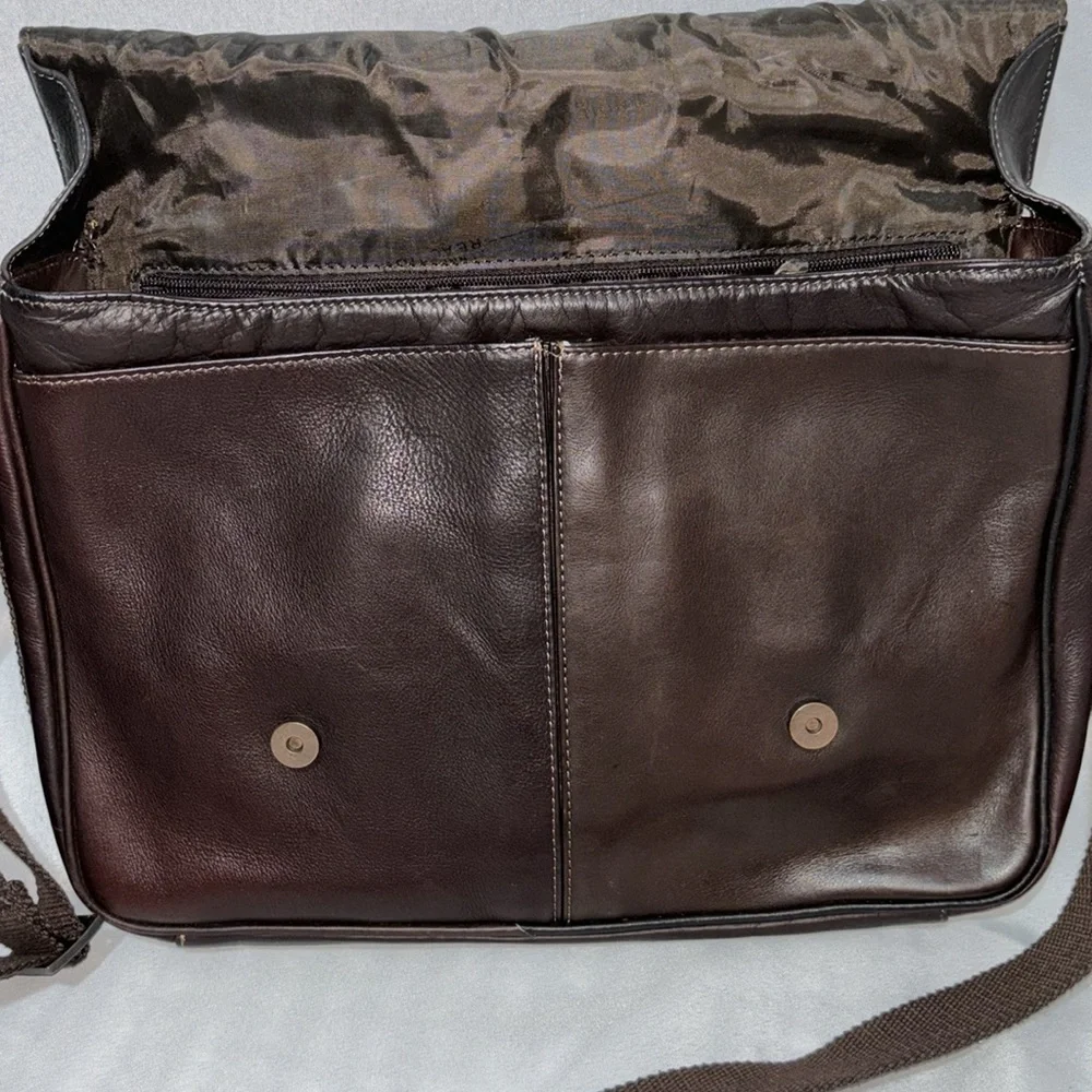 Kenneth Cole Reaction Risky Business Brown Leather Laptop Messenger Bag 524541